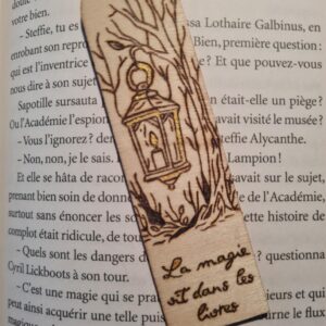 🏮🌿 Marque-page en bois pyrogravé • La Magie vit dans les Livres • Fait main