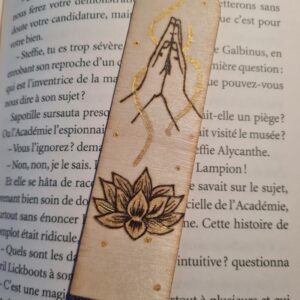 Marque-page en bois pyrogravé • Lumière Intérieure • Mains en Prière & Lotus • Fait main✨