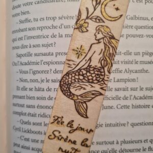 🧜‍♀️🌙 Marque-page en bois pyrogravé • Fée le jour, Sirène la nuit • Fait main